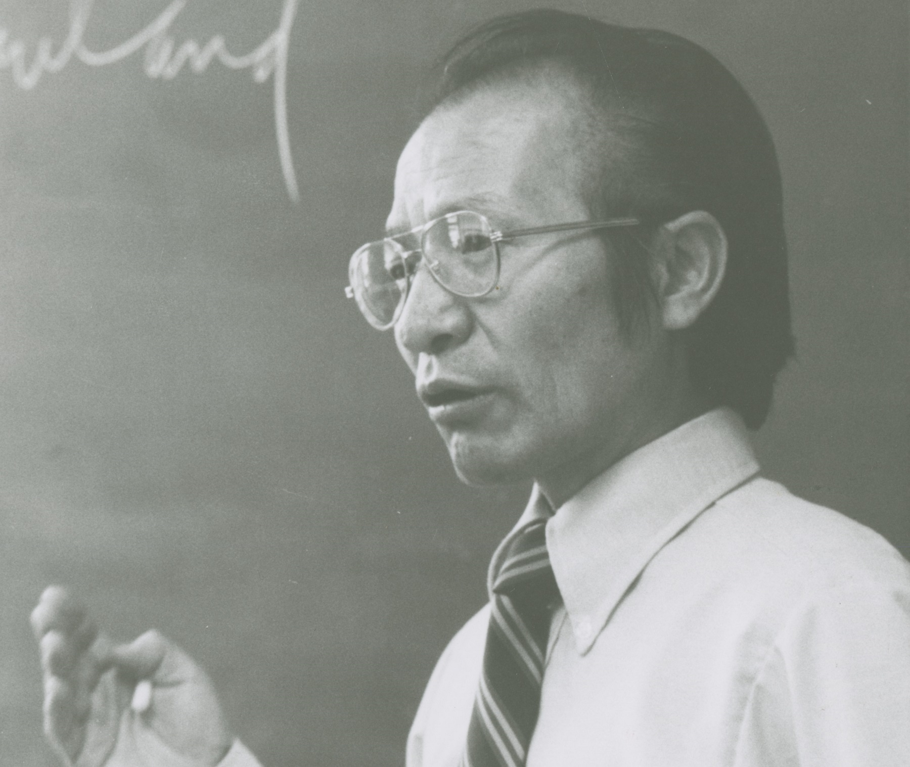 Chong-do Hah teaches a class in 1978.