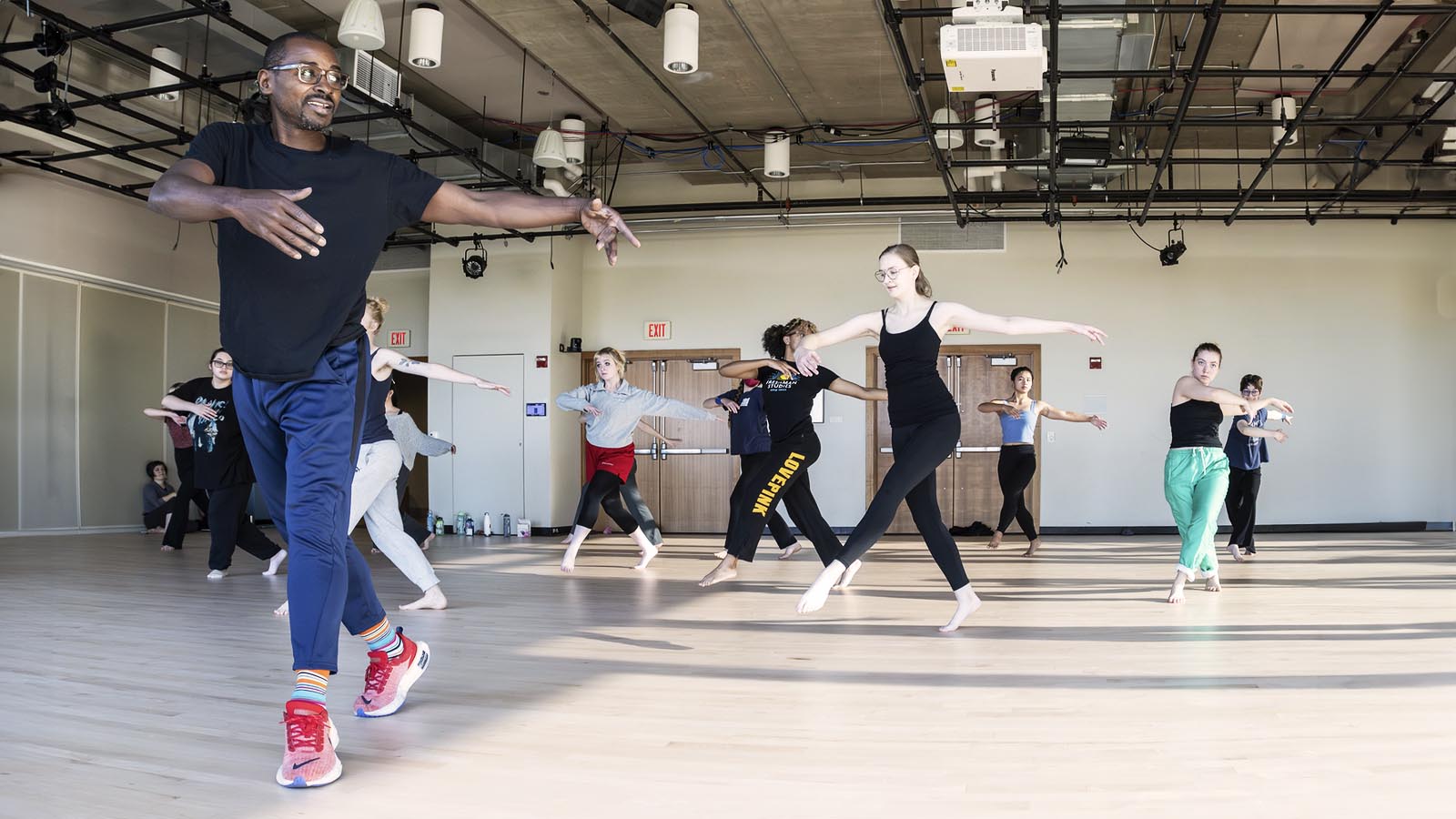 Robert Battle leading Lawrence students through dance choreography