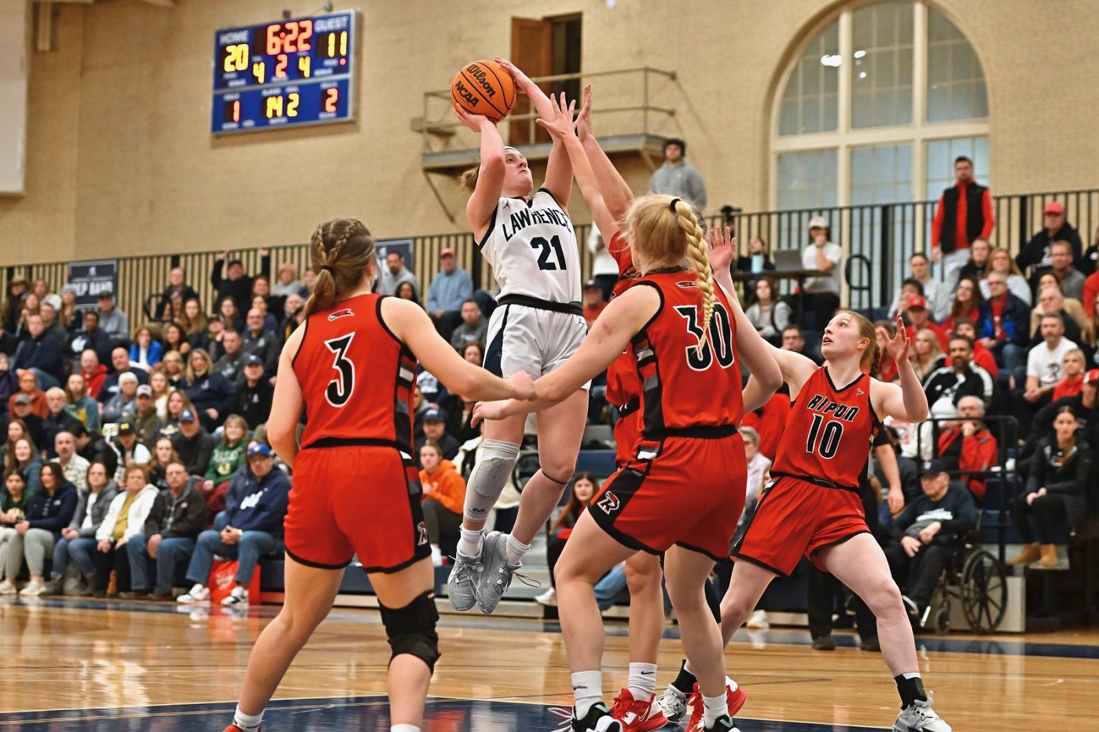 Maggie Culver goes up for a shot against three Ripon defenders.