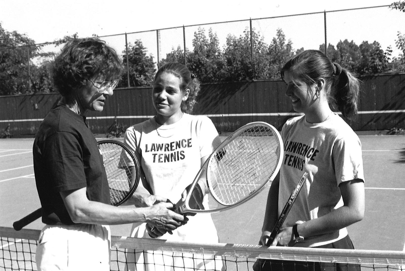 Mary Heinecke Poulson works with Lawrence tennis players in the 1980s. (Lawrence University Archives)