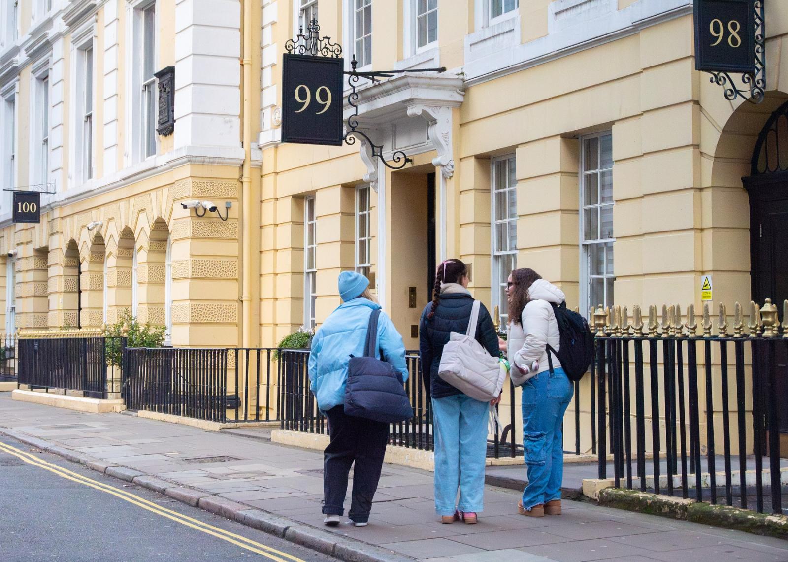 Lawrence students chat on the sidewalk outside London Centre in the Bloomsbury District..