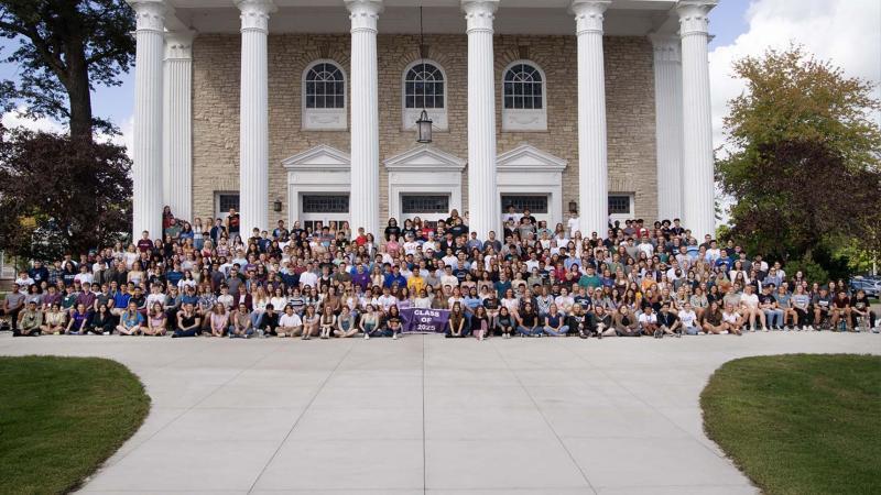 Class of 2025 class picture in front of Memorial Chapel