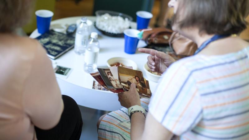 Reunion Alumni looking at photos