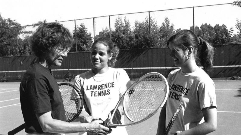 Mary Heinecke Poulson works with Lawrence tennis players in the 1980s. (Lawrence University Archives)