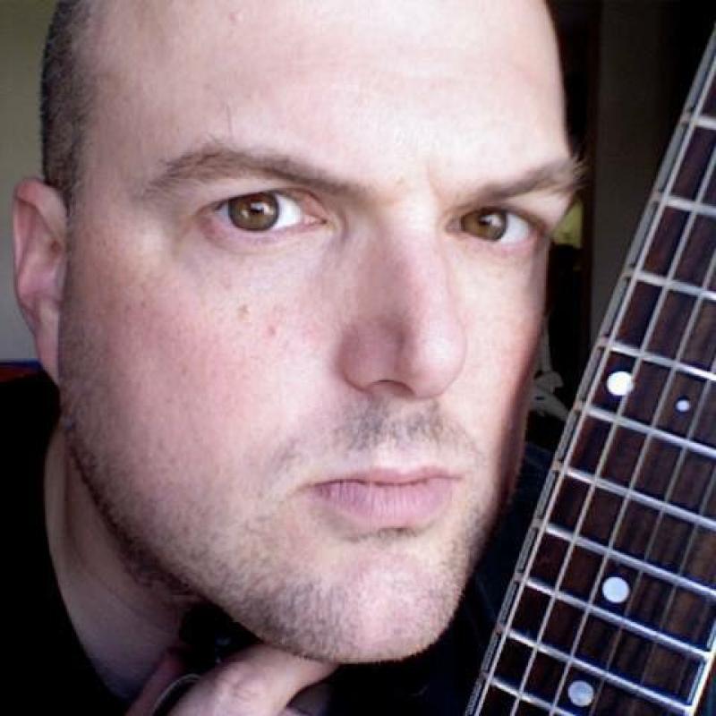 Profile photo of Bart Boge and his guitar.